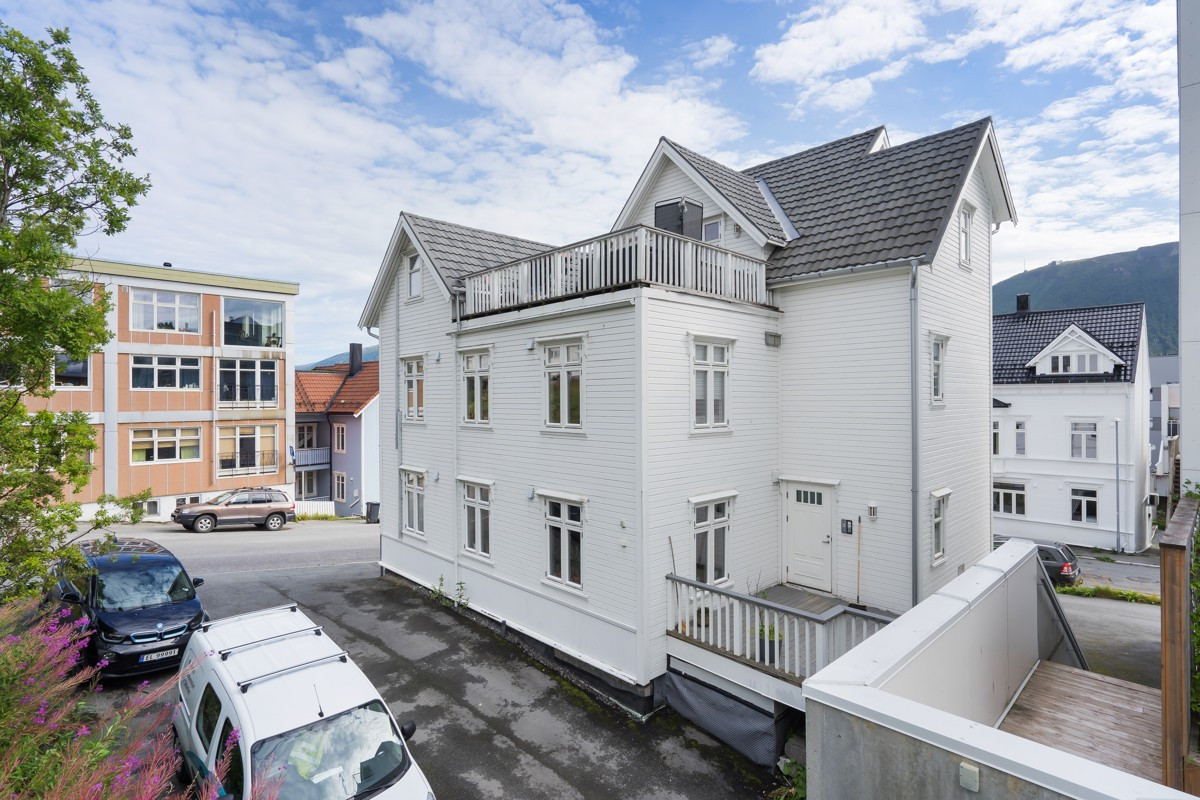 Leiligheten ligger fint til i toppetasjen med stor takterrasse.