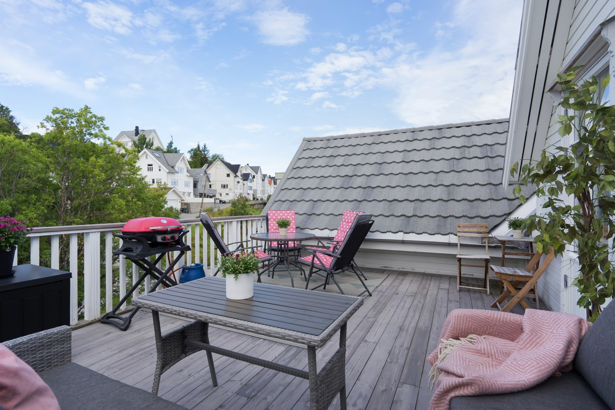Terrassen har meget god plass for utemøbler og her kan man virkelig nyte fine dager!