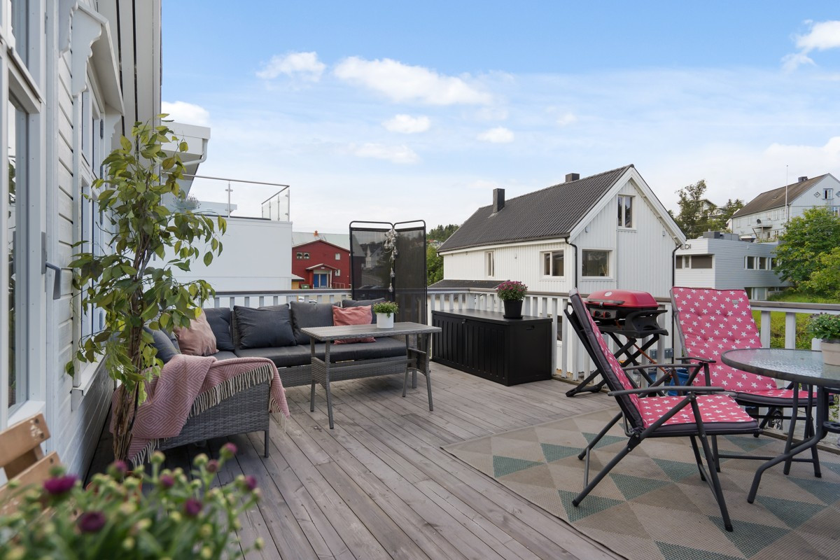 Privat takterrasse på hele 21 kvm! Terrassen vender mot sørvest og byr på strålende sol- og utsiktsforhold.