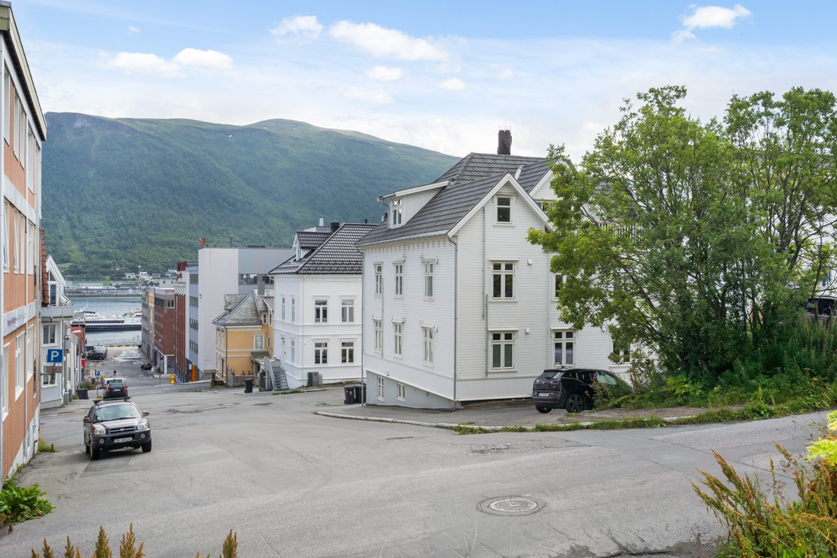 Leiligheten ligger meget fint til, tilbaketrukket fra bykjernen men samtidig gangavstand til "alt"!