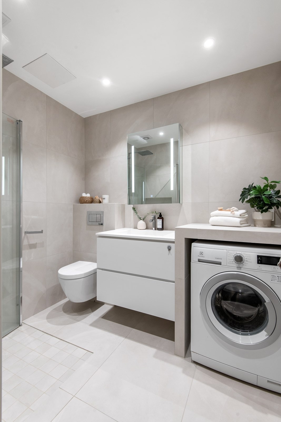 Videre har badet downlights i tak og varmekabler i gulv. Perfekt til morgen- og kveldsstell. Galleribilde