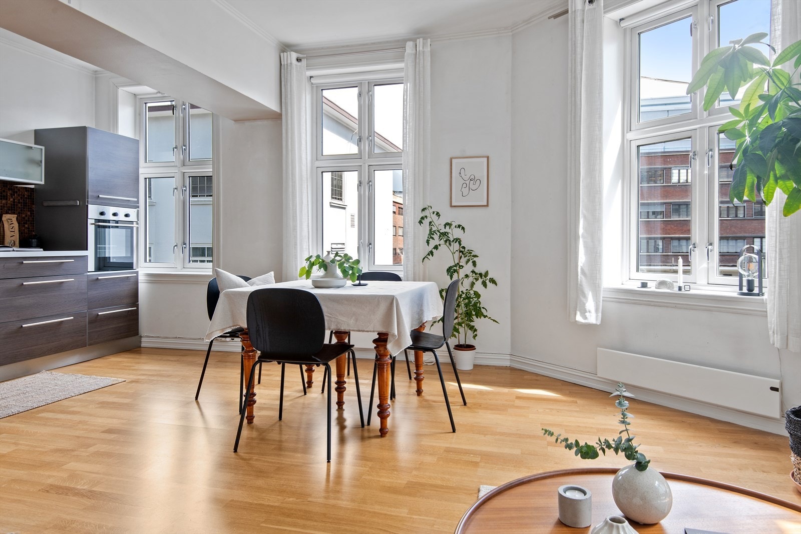 Kjøkkenet ligger i delvis åpen løsning mot stuen, med plass til spisegruppe. Galleribilde