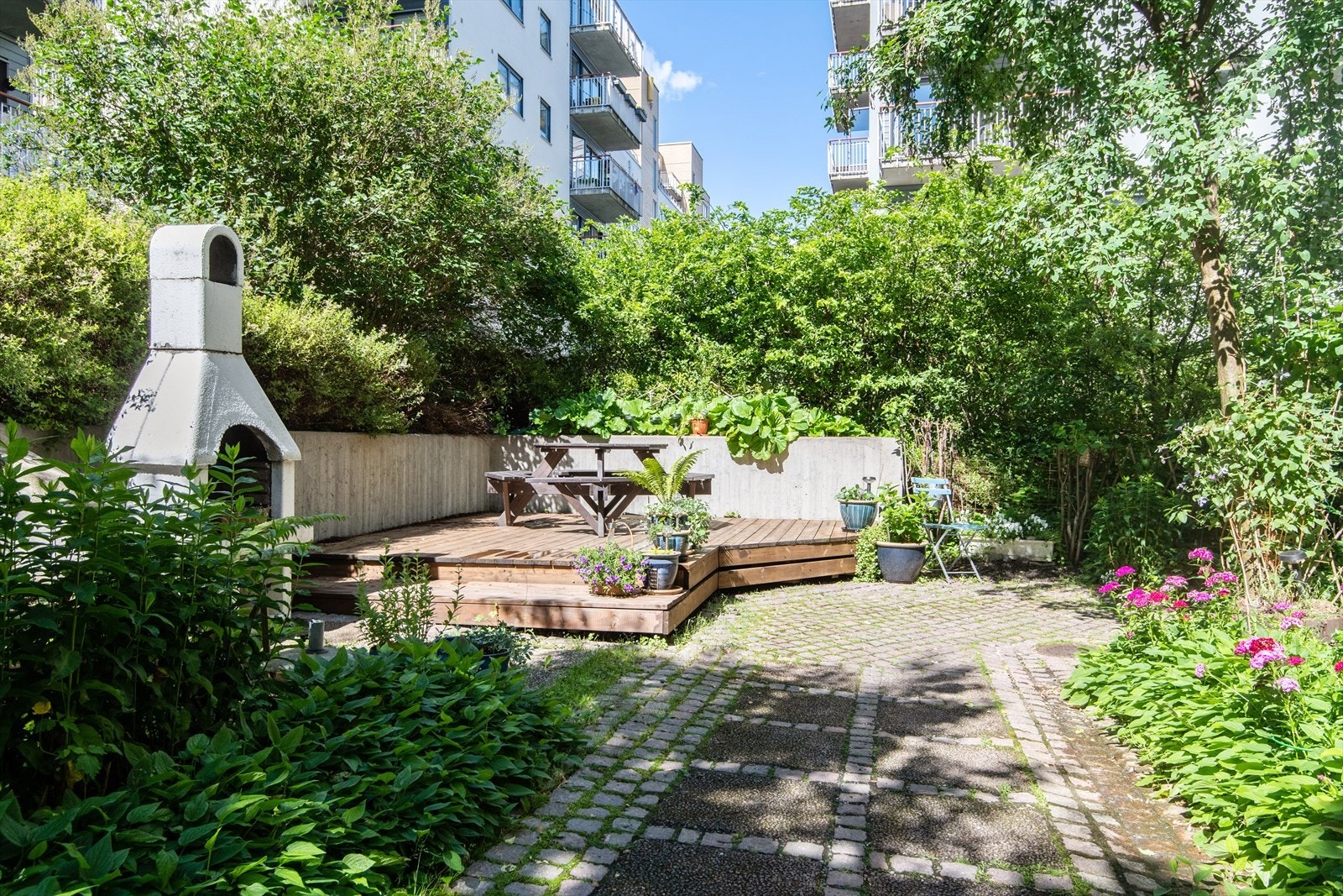 Borettslaget disponerer en idyllisk bakgård som er pent opparbeidet med planter, trær, sittegrupper og en utegrill. Denne ligger skjermet i eget portrom, kun for beboere. Galleribilde