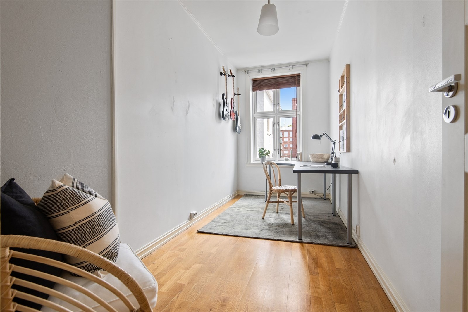 Leilighetens tredje soverom egner seg godt til gjesterom eller kontorløsning. Hele leiligheten har en gjennomgående god takhøyde på ca 2,7 meter. Galleribilde