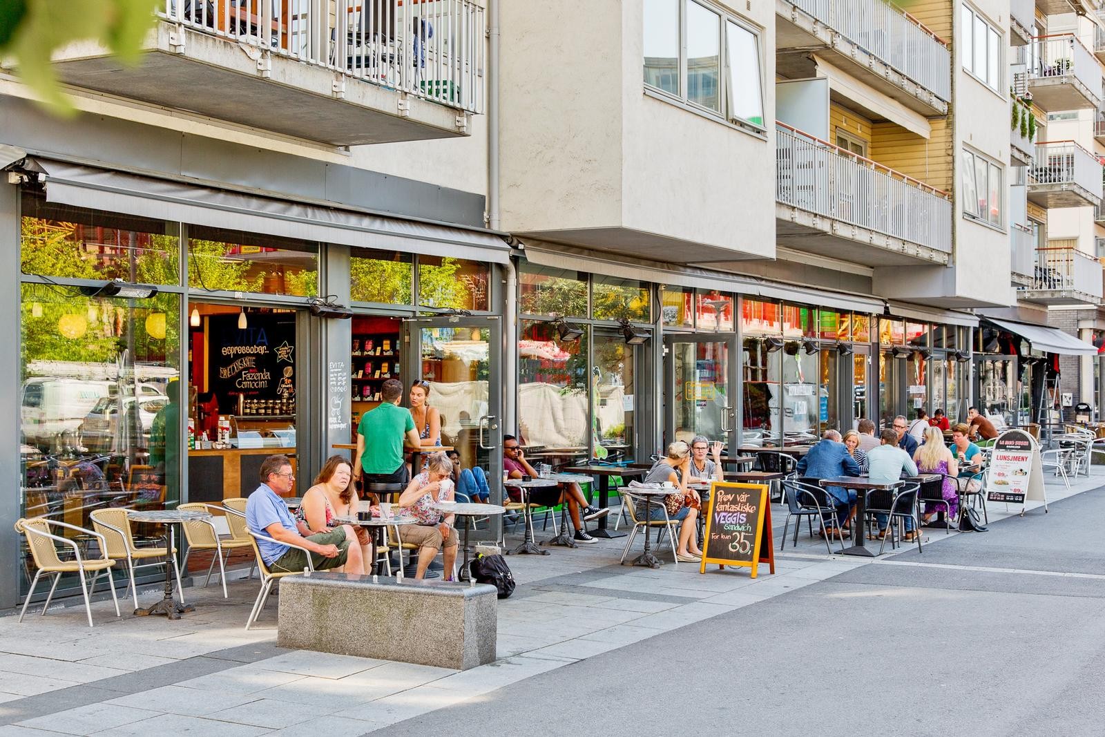 For en matbit eller noe godt i glasset, kan man ta seg en tur rundt hjørnet til Teaterkvartalet. Galleribilde