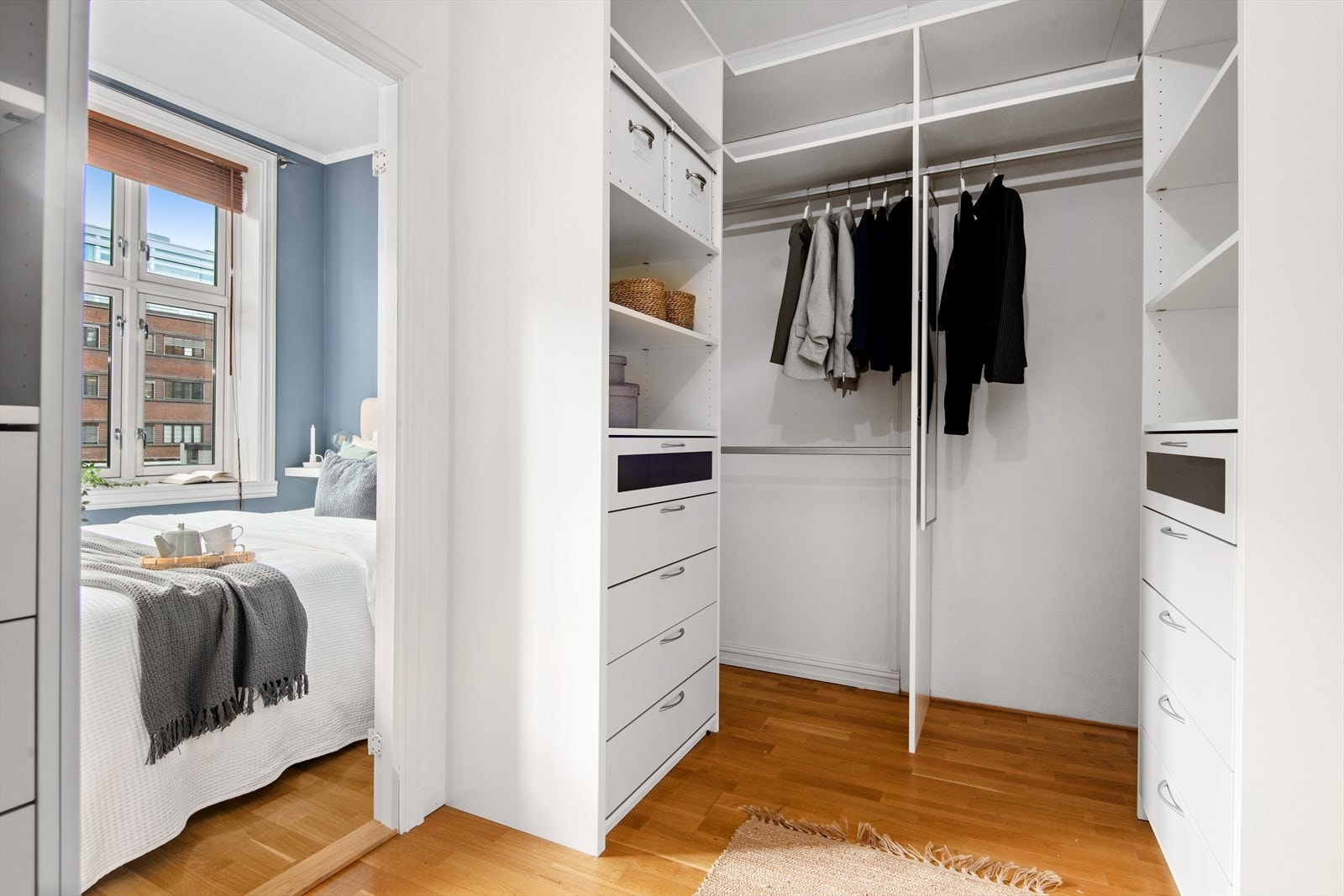 Før man kommer inn til hovedsoverommet, går man i gjennom garderoben av merket Garderobemannen. Her har man rikelig med oppheng og skuffer. Galleribilde