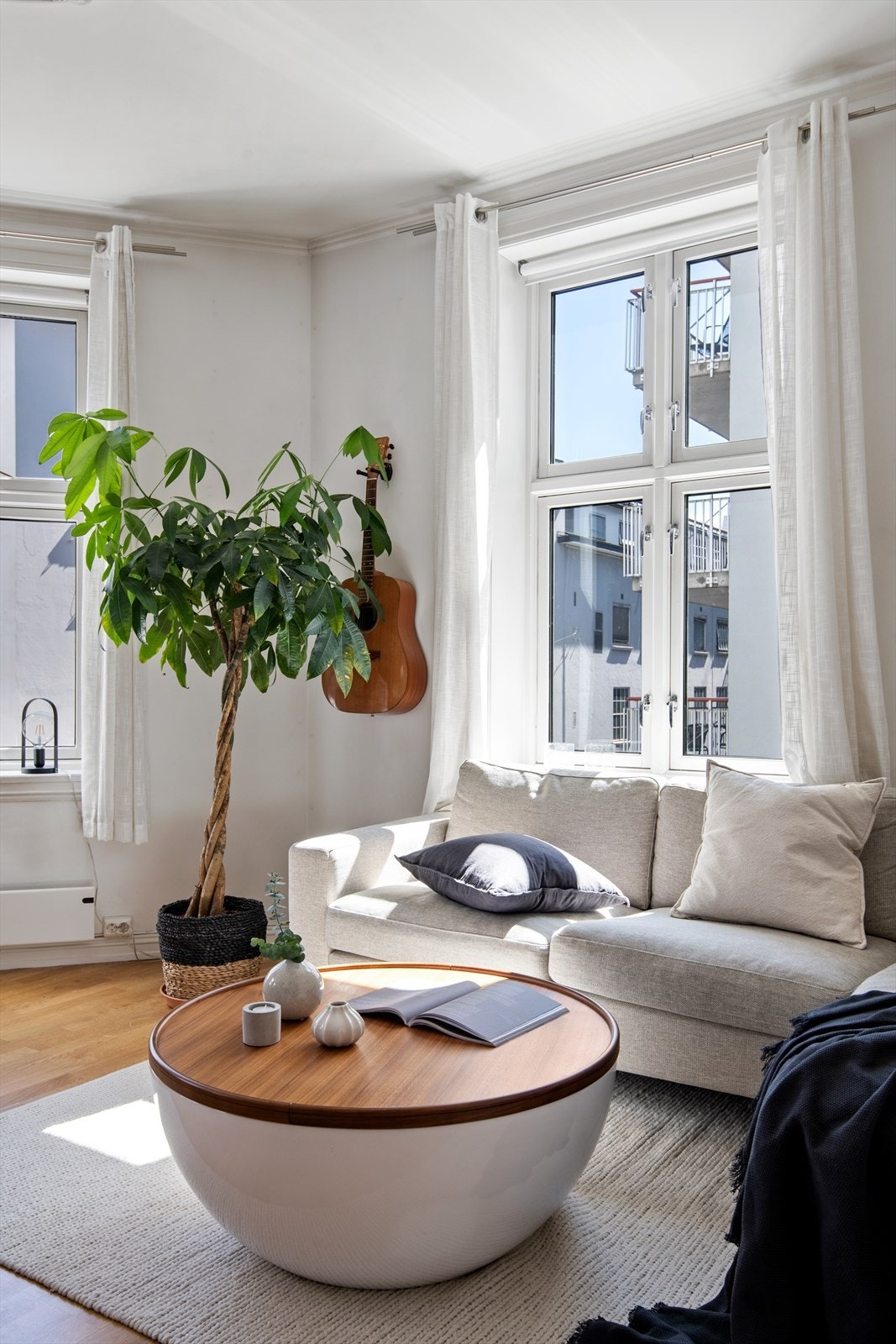 God plass til sofa med tilhørende møblement. Galleribilde