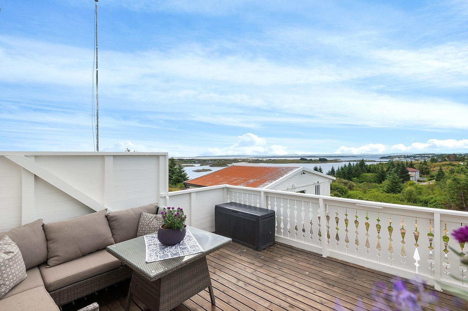 Fra verandaen har man fin sjøutsikt. Galleribilde