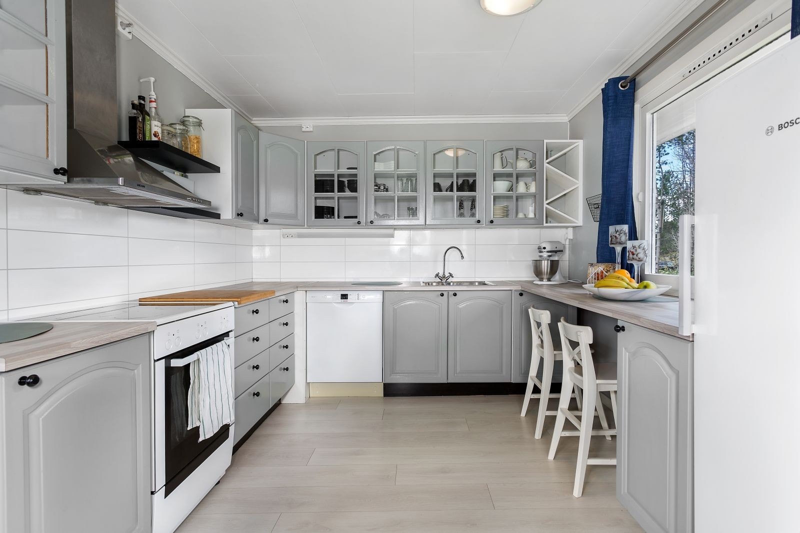 Kjøkken med mye skap- og benkeplass. Galleribilde