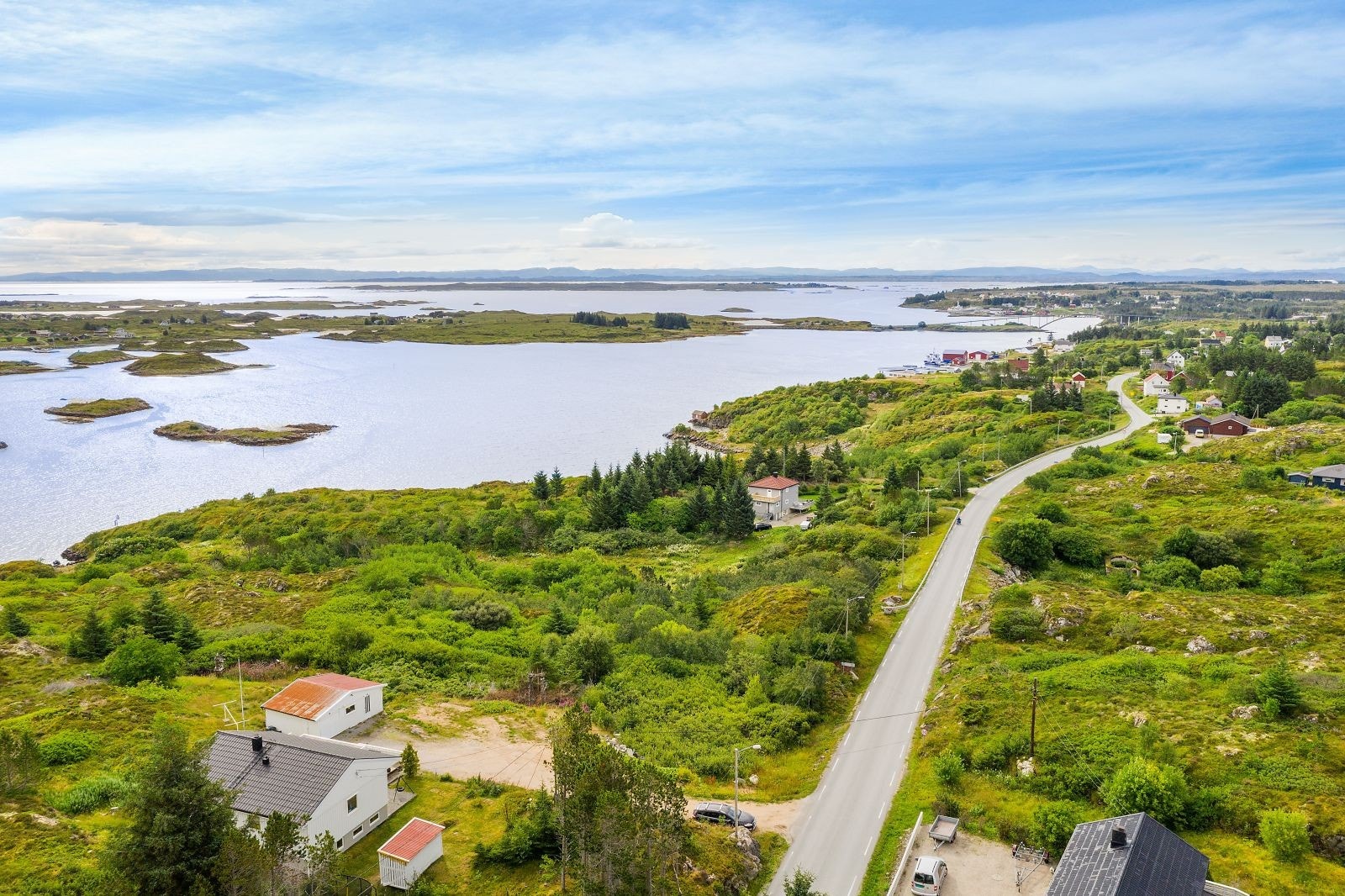 Fra eiendommen er det kort avstand til Sistranda som kan by på alle dagligdagse servicefunksjoner som skole, barnehage, kjøpesentra, idrettshall m.m. Galleribilde