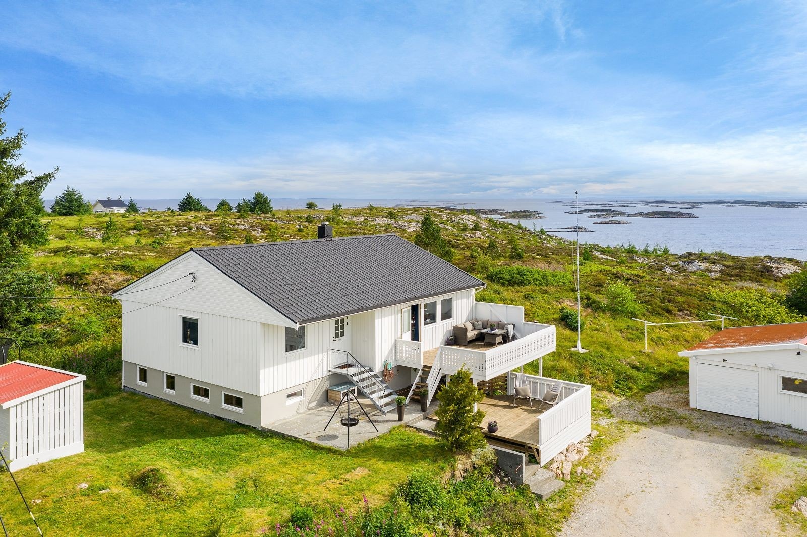 Innholdsrik familiebolig med kort vei til sjøen. Galleribilde