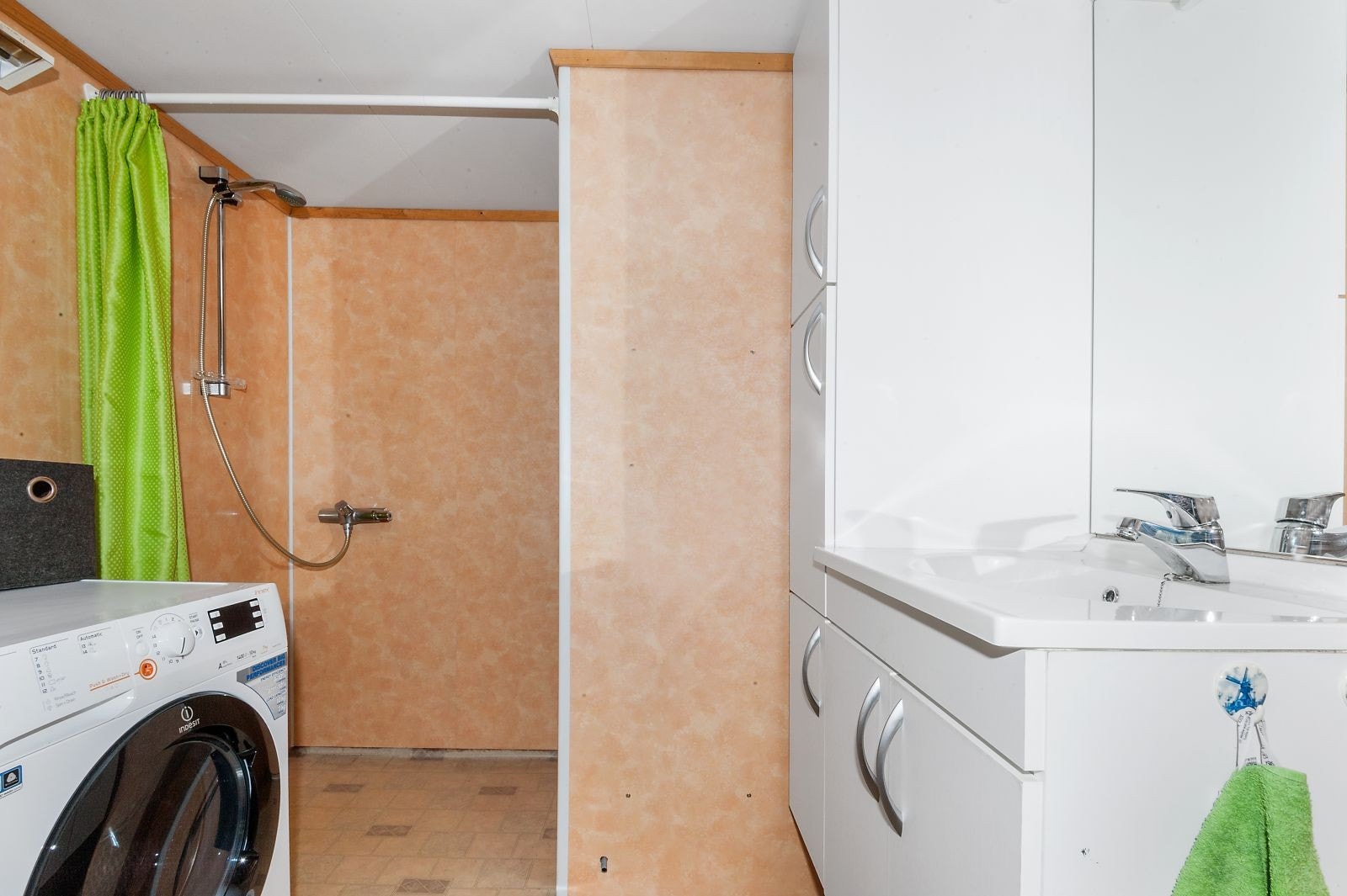 Bad i underetasje. Galleribilde