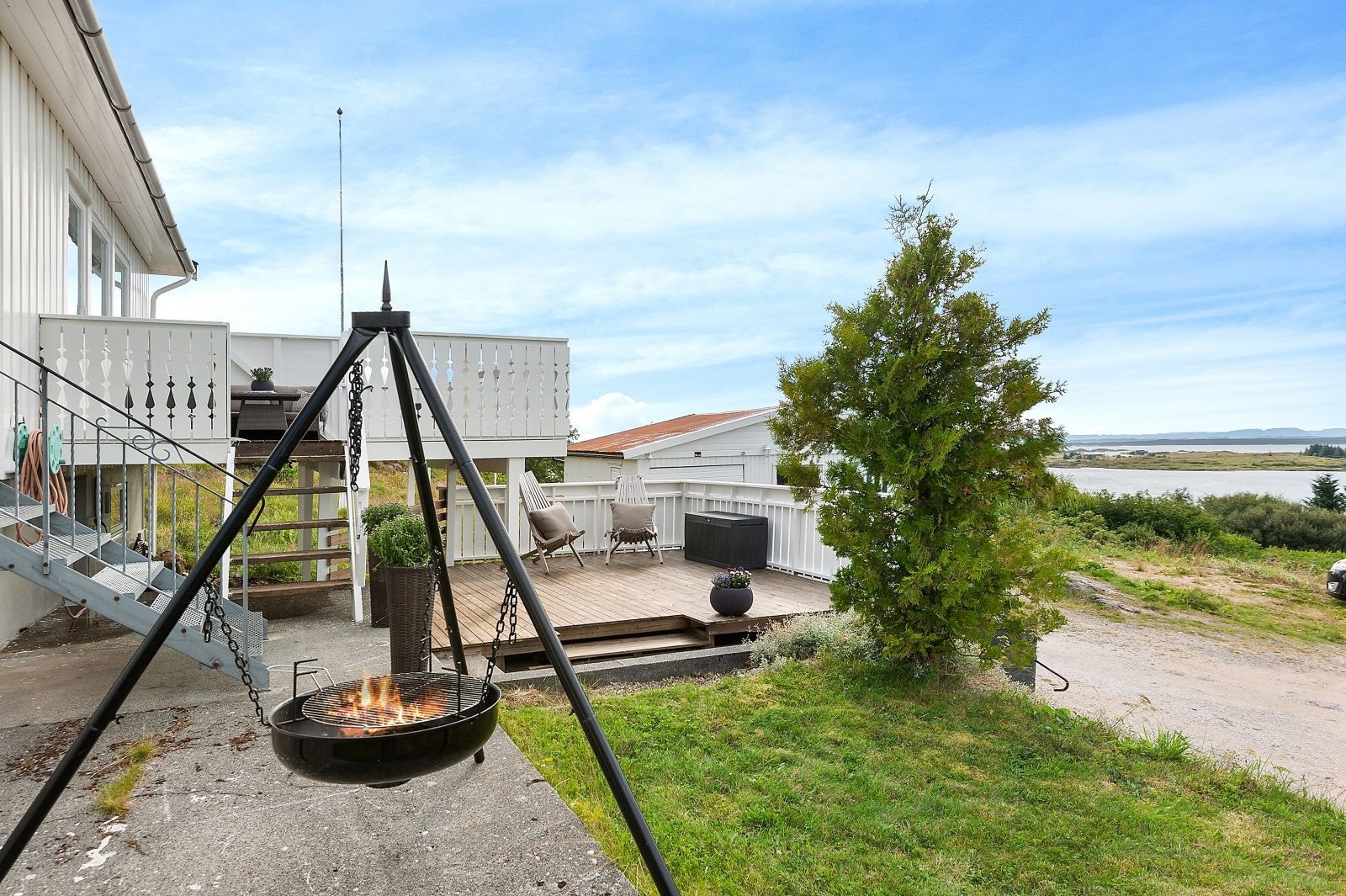 Eiendommen har en stor tomt på hele 3254 kvm. Galleribilde