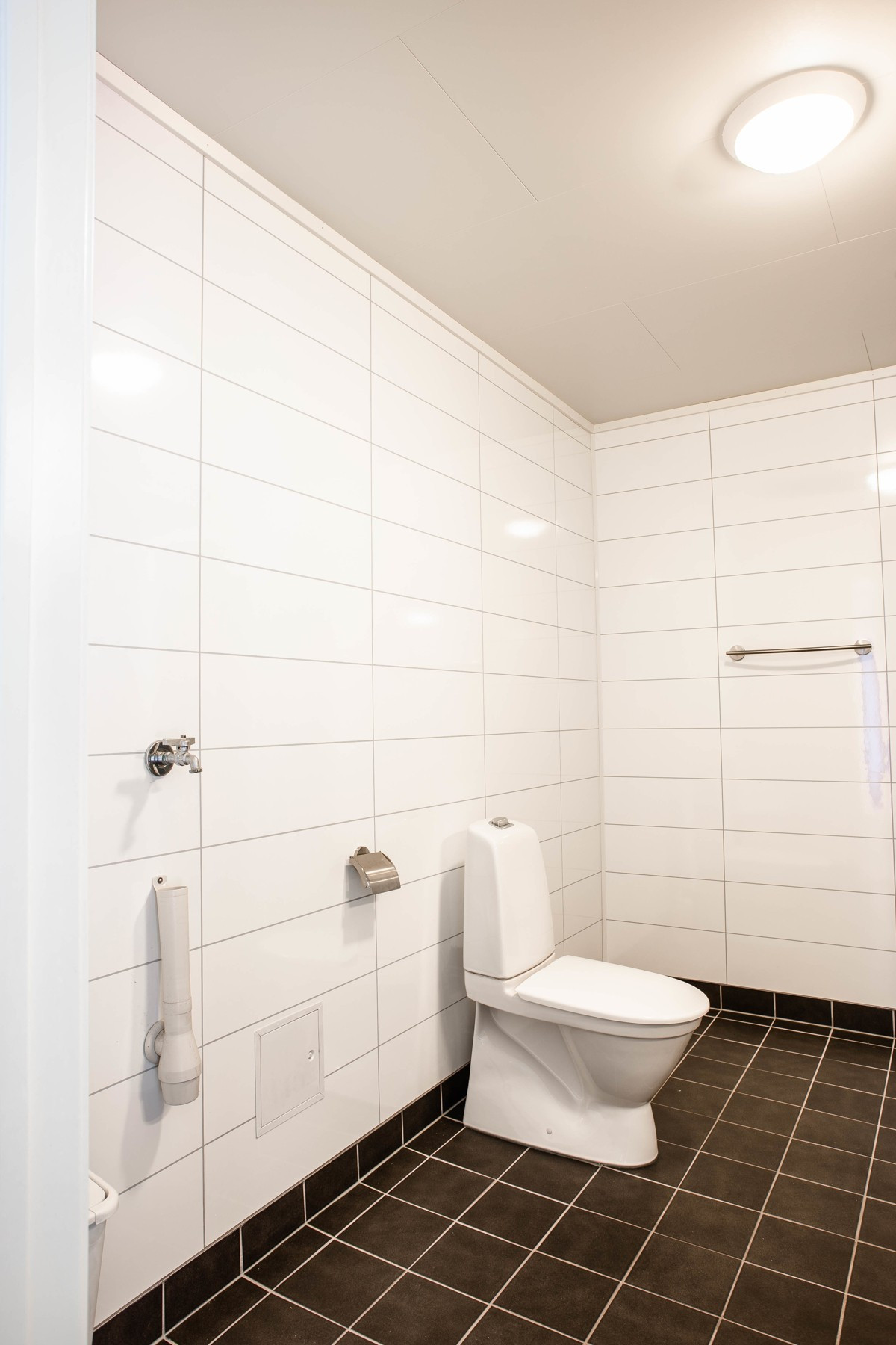 På badet er det også opplegg for vaskemaskin
