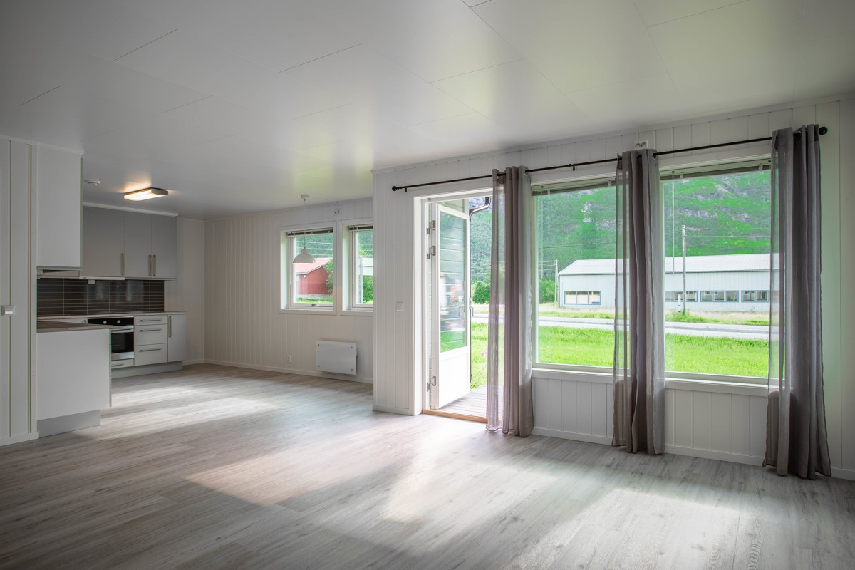 Leiligheten har en romslig åpen stue/kjøkkenløsning - fra stuen er det også utgang til en sørvest-vendt terrasseplatt på 23 kvm