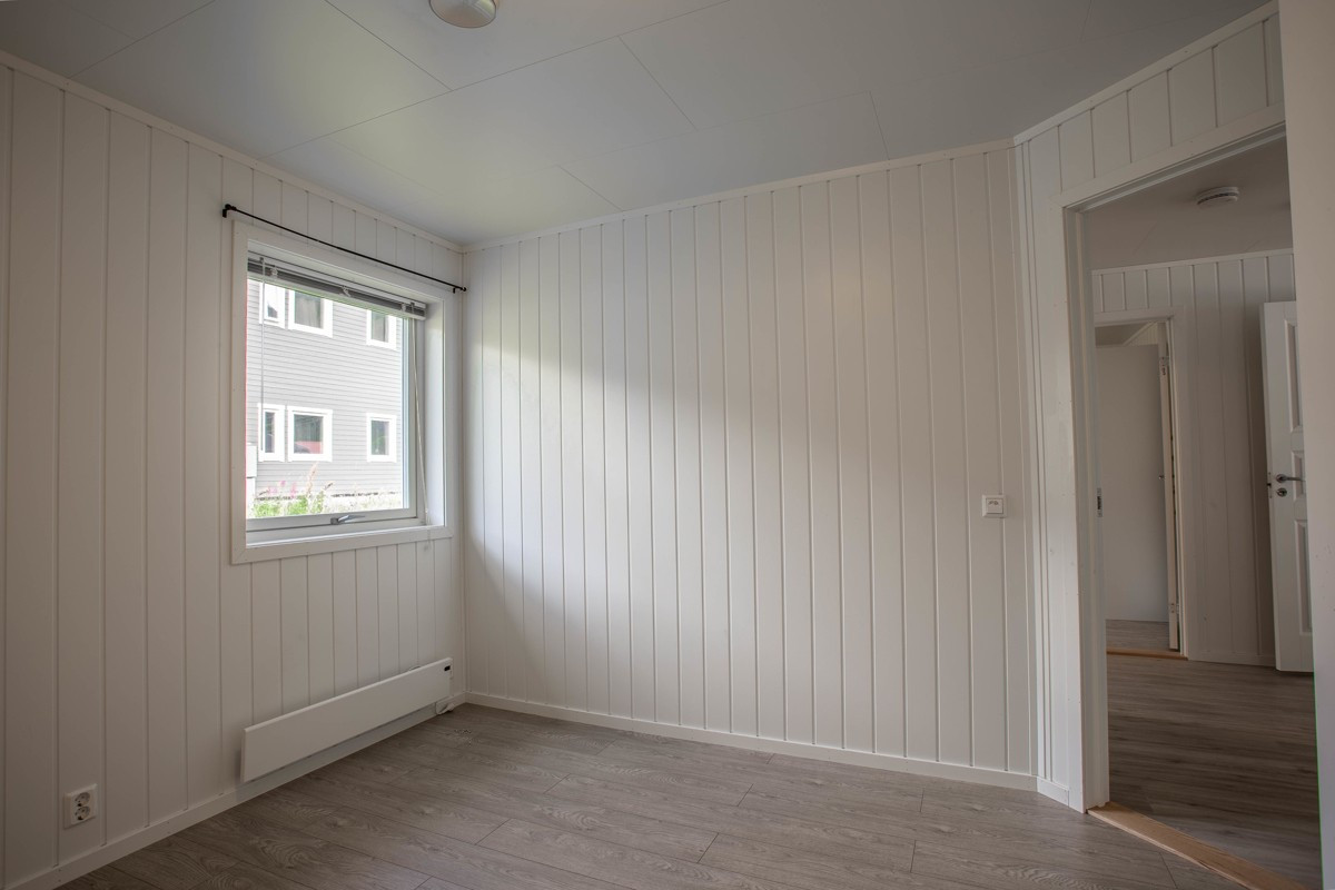 Soverom 1 er romslig med plass til seng og oppbevaringsmøbel