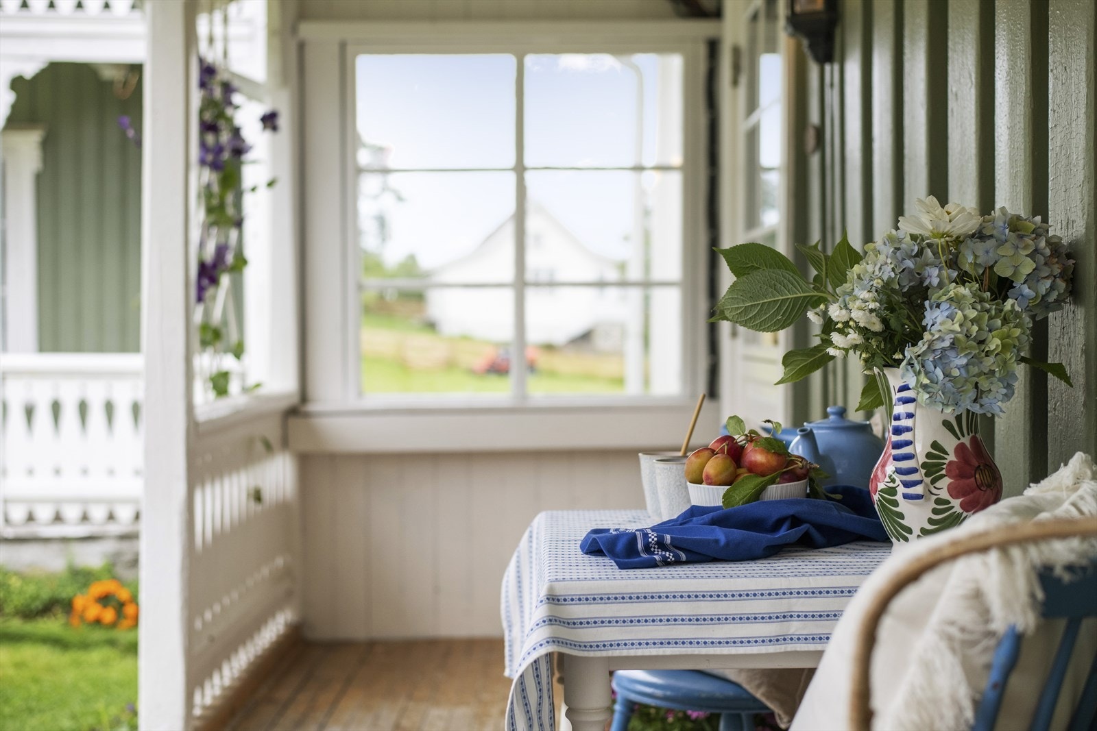 Innbydende inngangsparti med koselig uteplass. Galleribilde