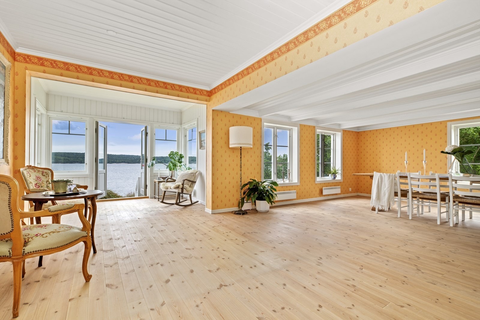 De klassiske skipperhusvinduene gir masse lys og utsikt. Galleribilde