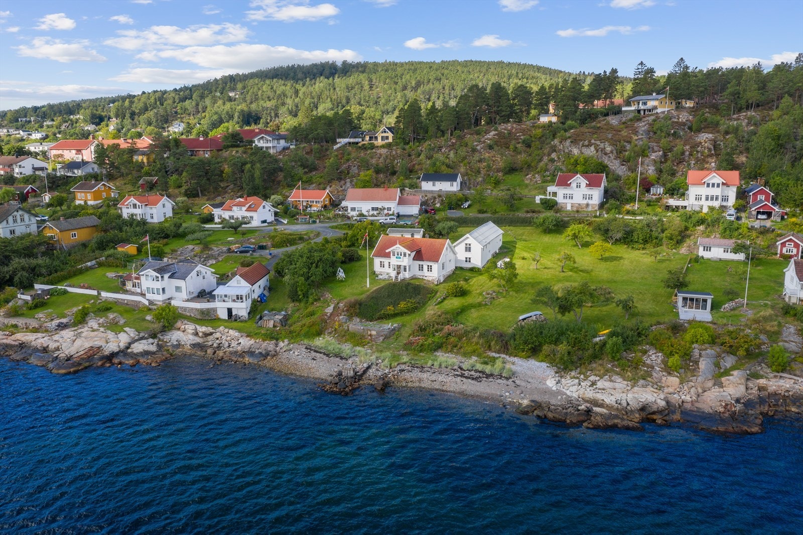 Eiendommen ligger praktfullt til med ca. 5 mål med tomt. Galleribilde