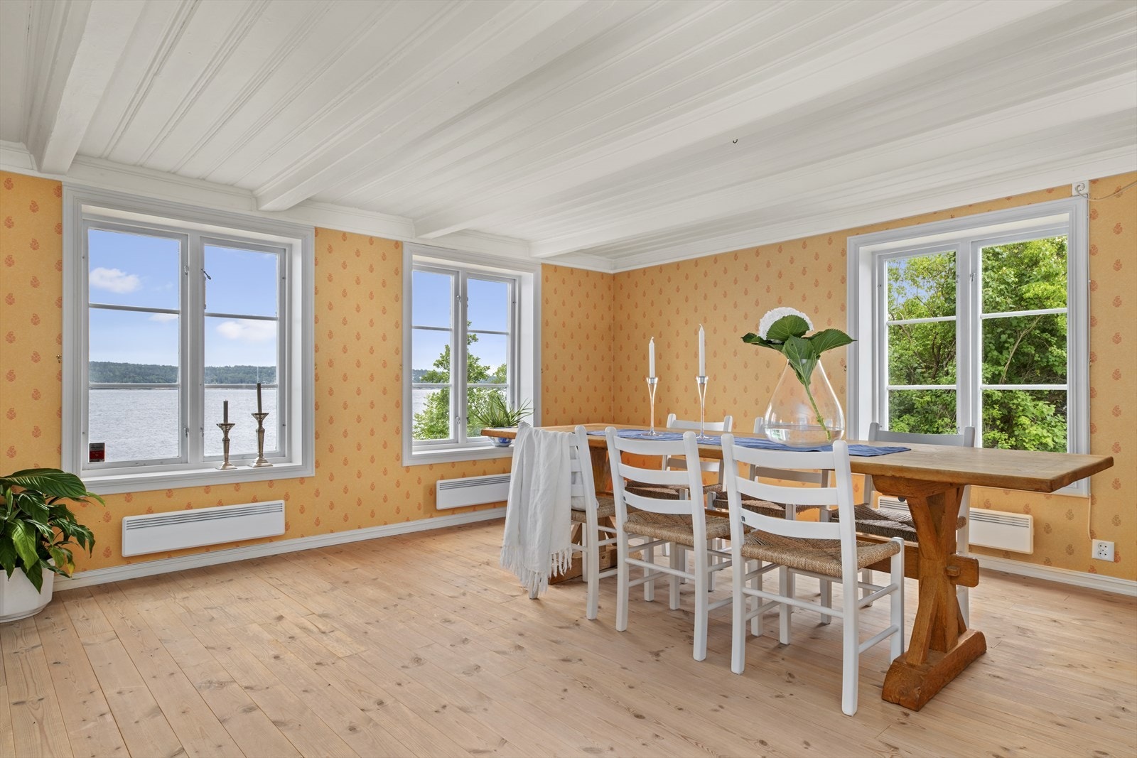 Her har du god plass til mange gjester rundt langbordet. Galleribilde