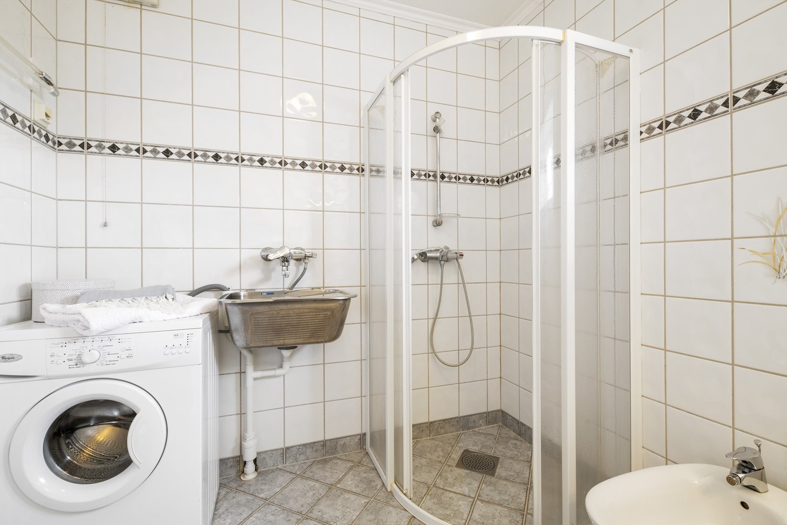 Romslig bad med opplegg for vaskemaskin. Galleribilde