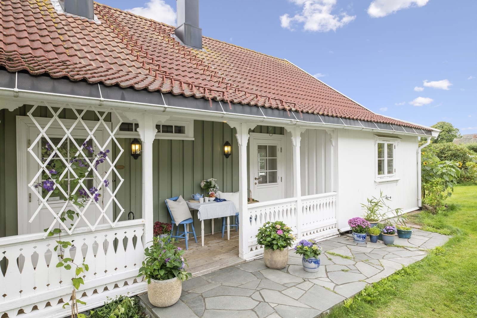 Inngangsparti med lune plasser. Galleribilde