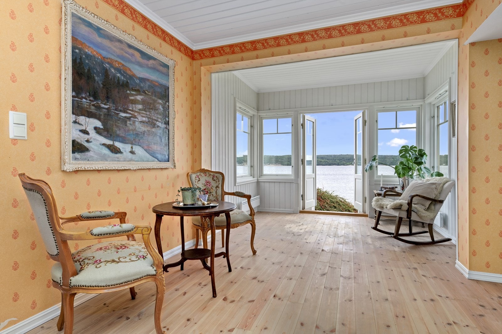 Fra stuen opplever du virkelig nærheten til sjøen. Galleribilde
