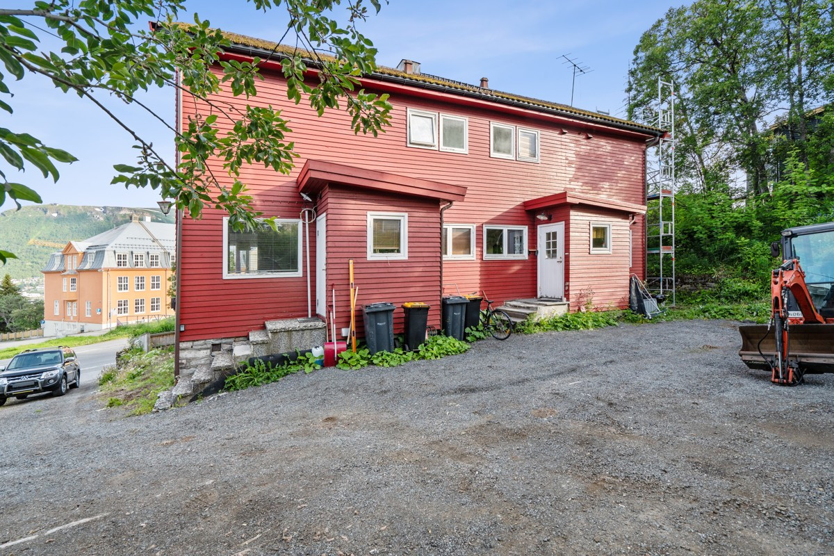 Oppstillingsplass på boligens bakside