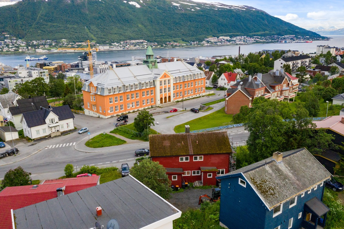 Eiendommen ligger et steinkast fra Kongsbakken VGS og har kort vei til alt av sentrrums fasiliteter