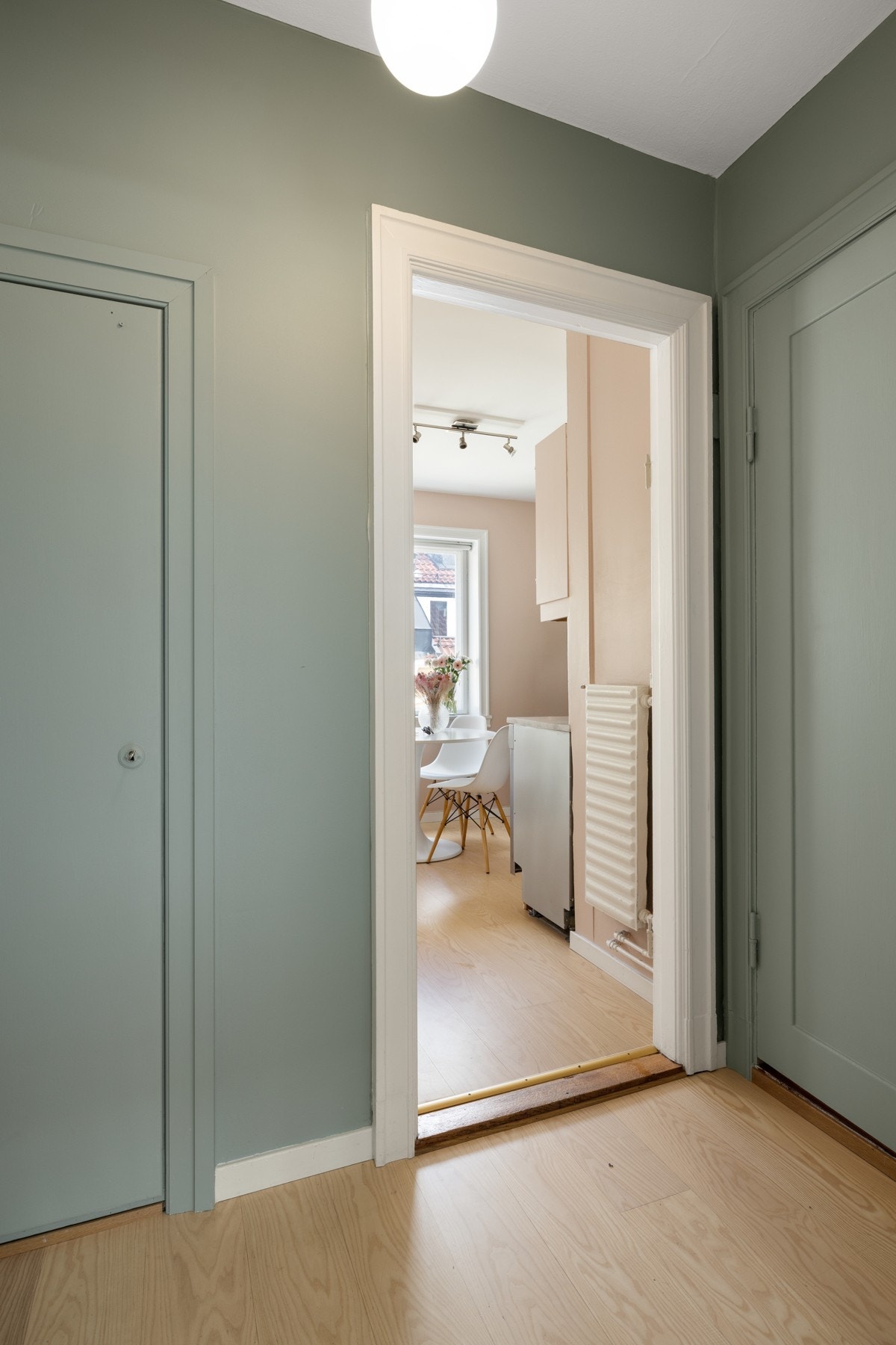 Yttertøyet henger du enkelt av i kottet ved inngangsparti. Langs veggen kan du henge opp speil, bilder eller knagger, alt etter behov. Galleribilde