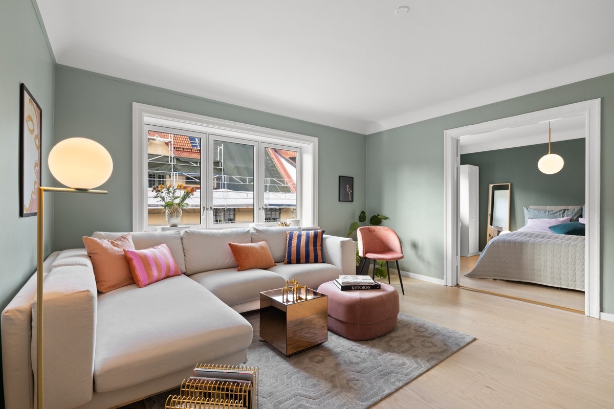 Fra stuen er det inngang til soverommet med 2-fløyet dør. Galleribilde