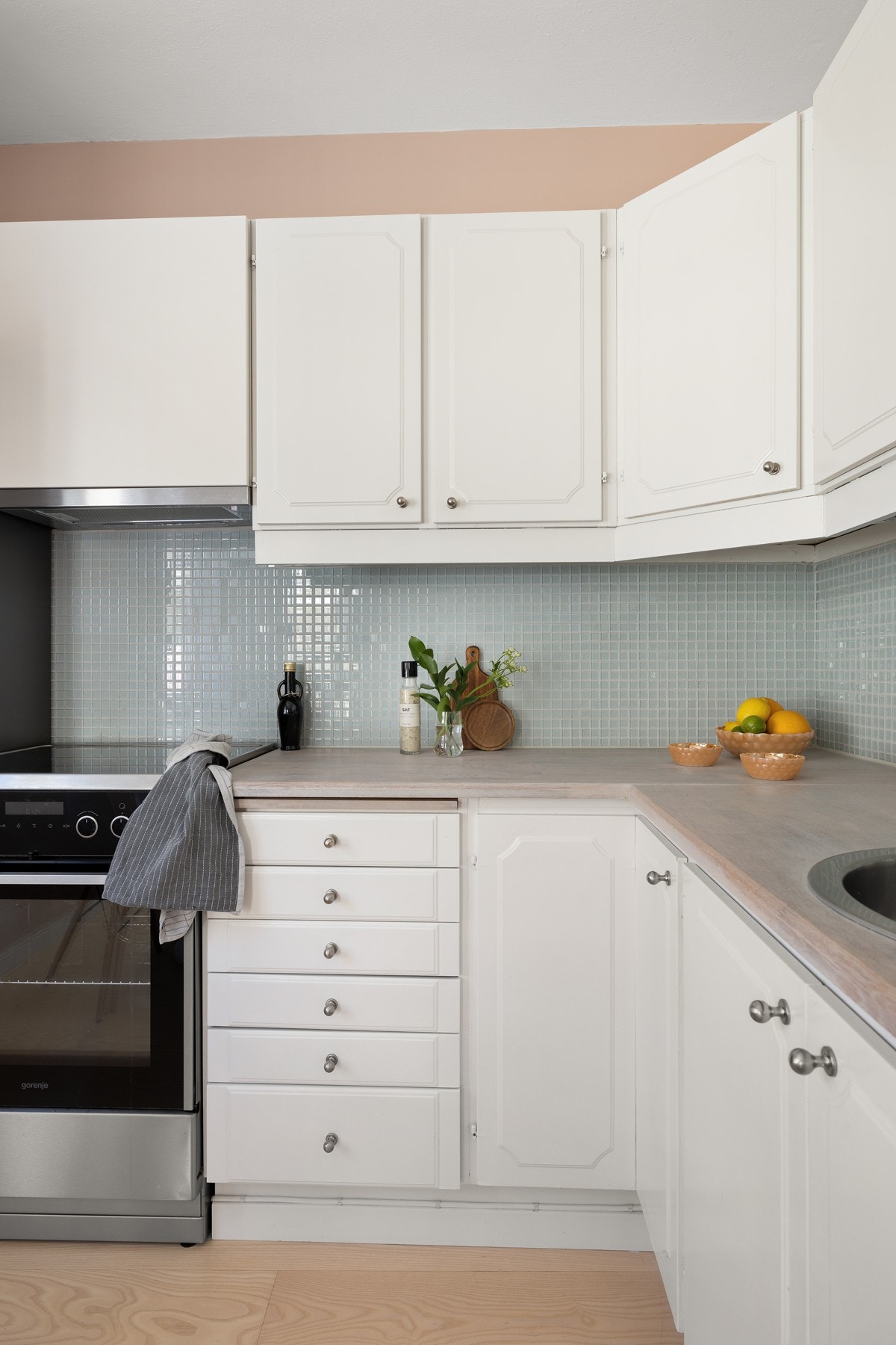 Kjøkken med gode oppbevaringsmuligheter og god arbeidsplass. Galleribilde