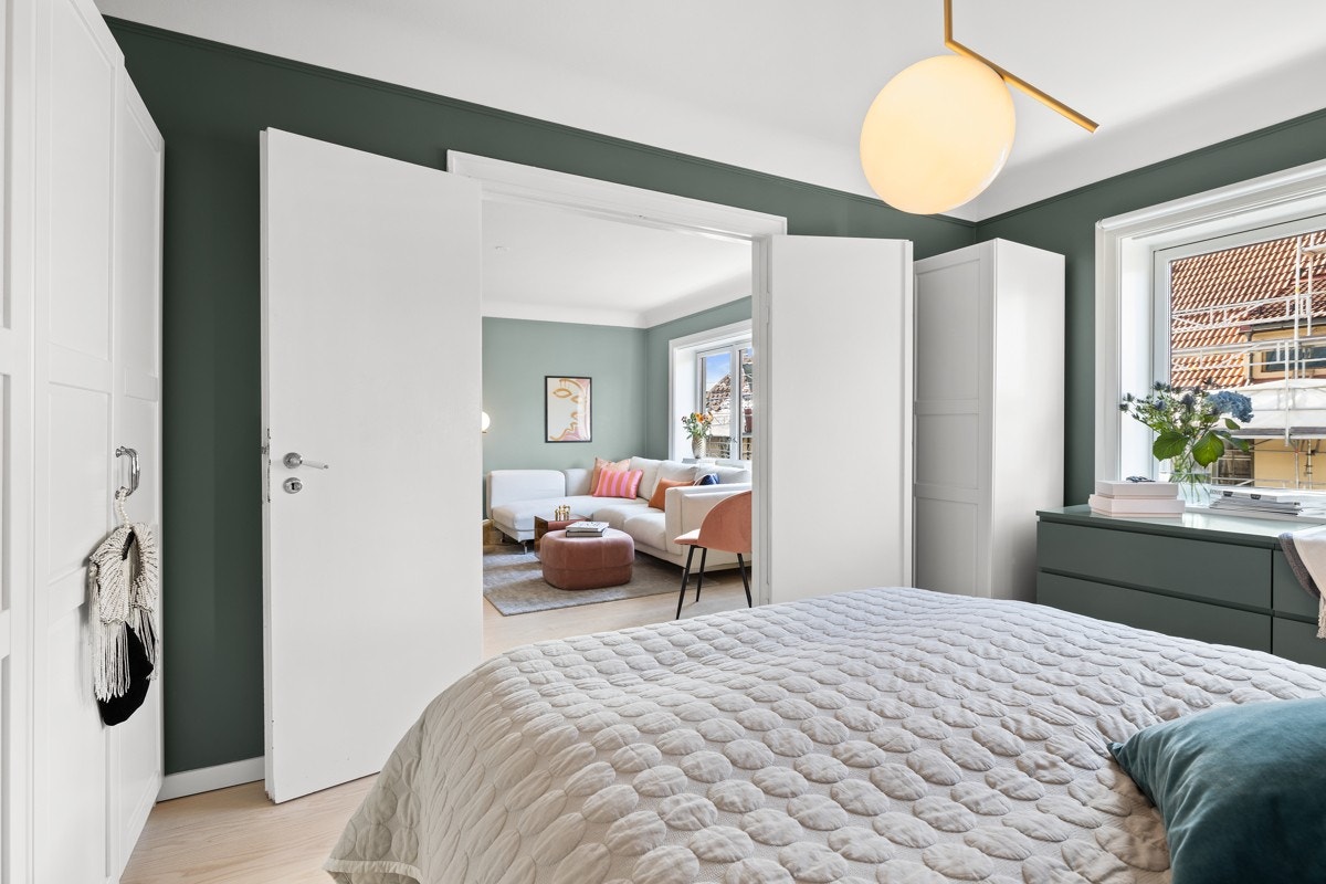 Doble dører mellom soverommet og stuen. Galleribilde