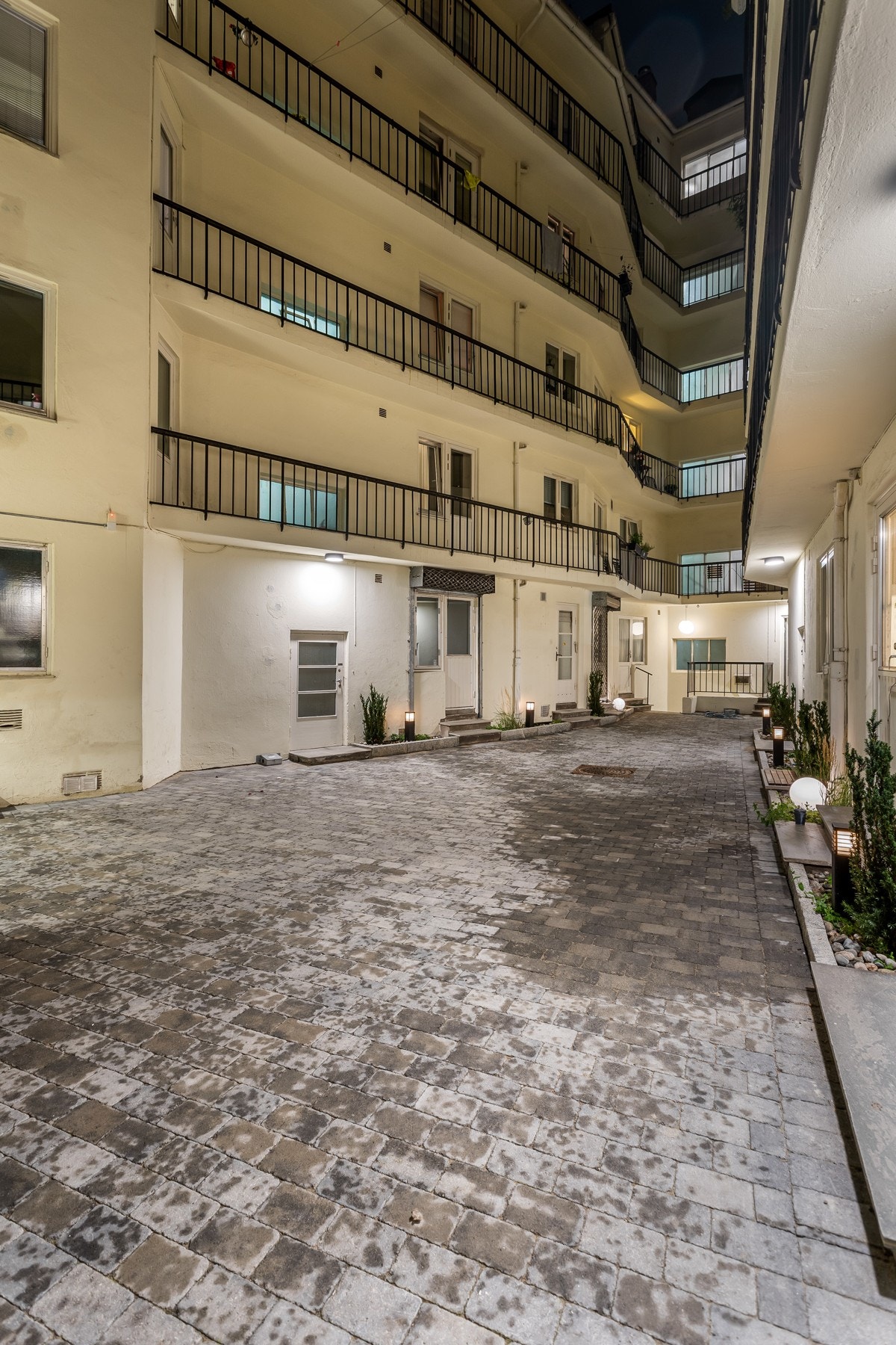 Hyggelig bakgård. Galleribilde