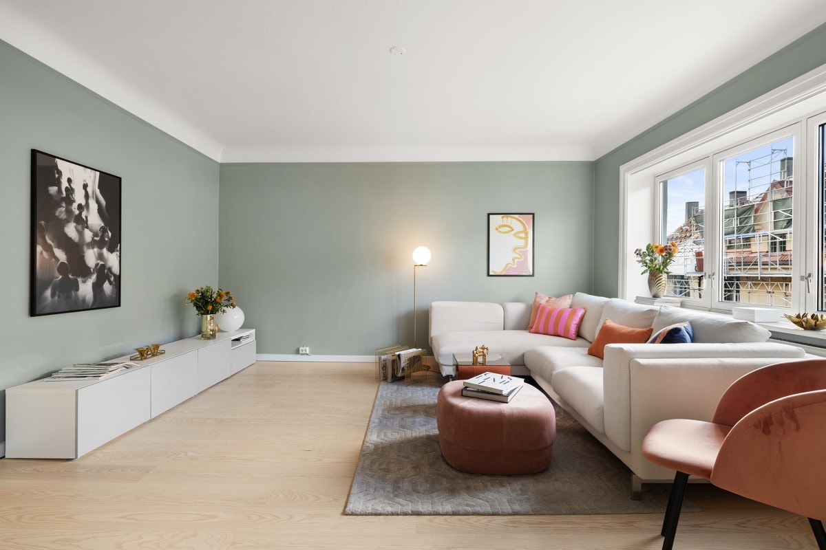 Vindusflatene slipper inn mengder med naturlig lys og er med på å gjøre rommet til et oppholdsrom med en behagelig atmosfære. Galleribilde