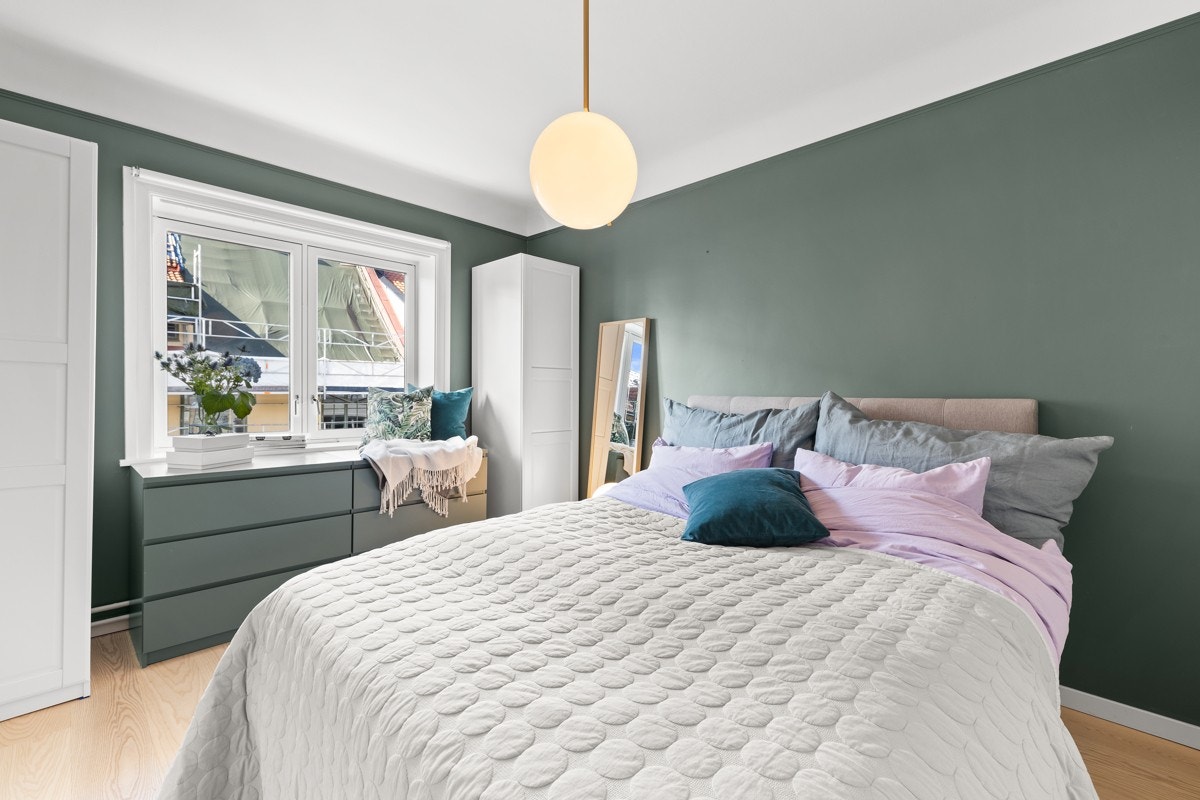 Rommet er av god størrelse og har plass til dobbeltseng, nattbord og annet møblement. Galleribilde