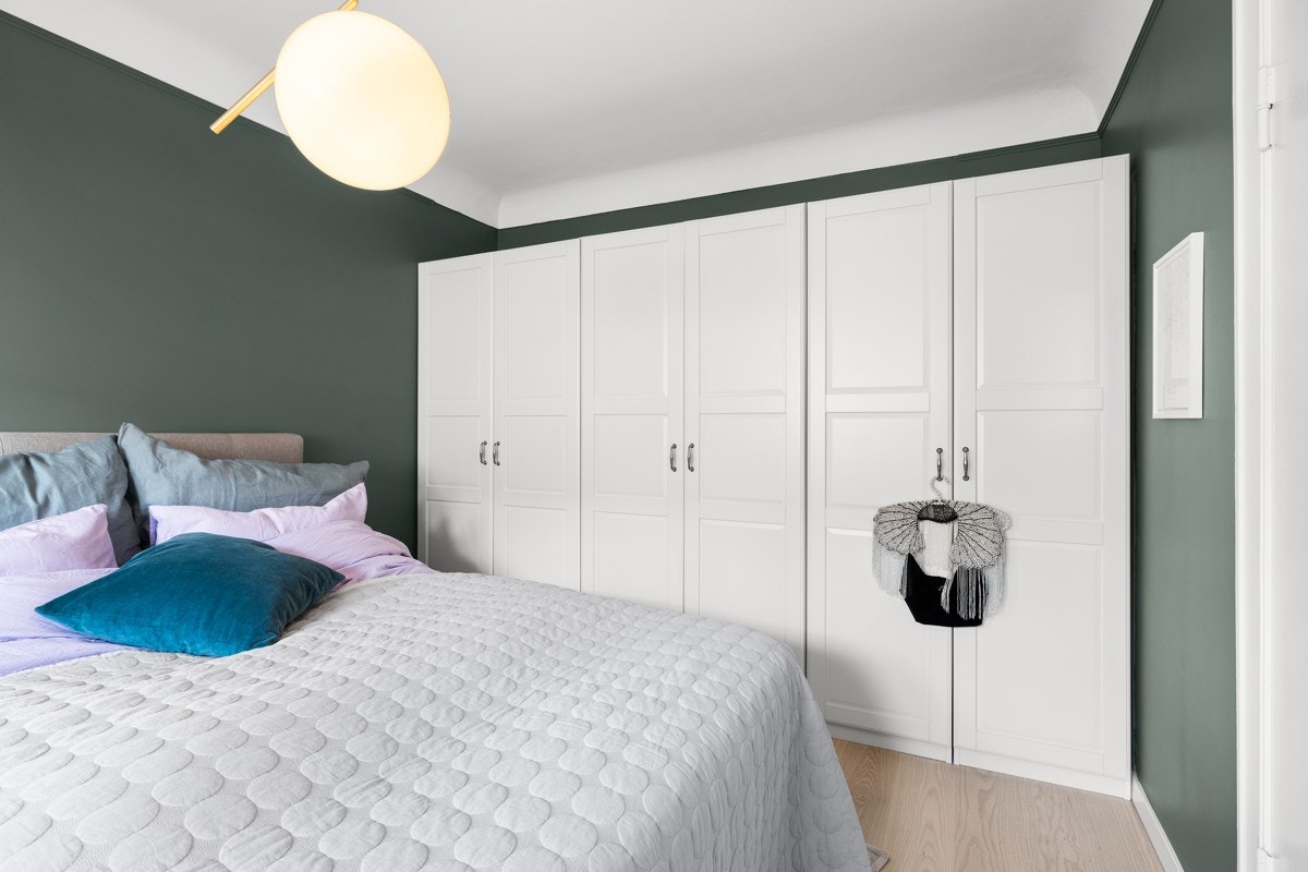 Stort garderobeskap som sørger for godt med klesoppbevaring. Galleribilde