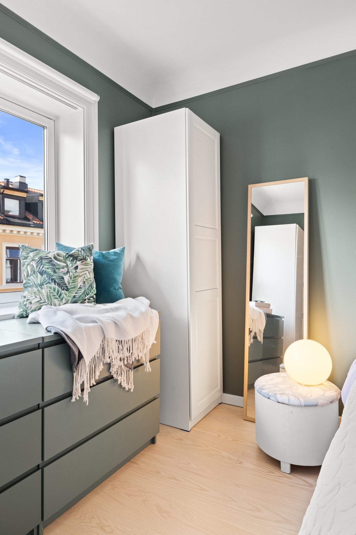 Det er 2 garderobeskap i hjørnene på soverommet. Galleribilde