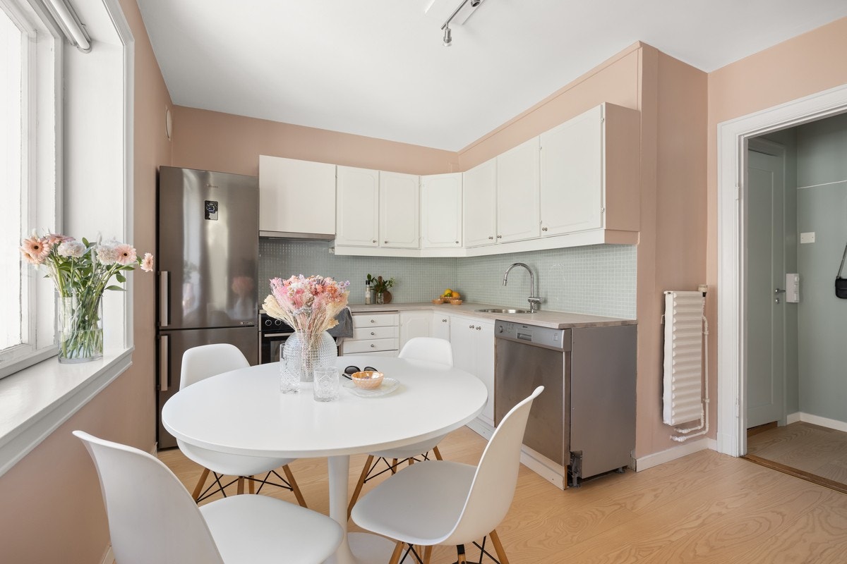 Rommet er malt i en delikat rosa farge. Galleribilde