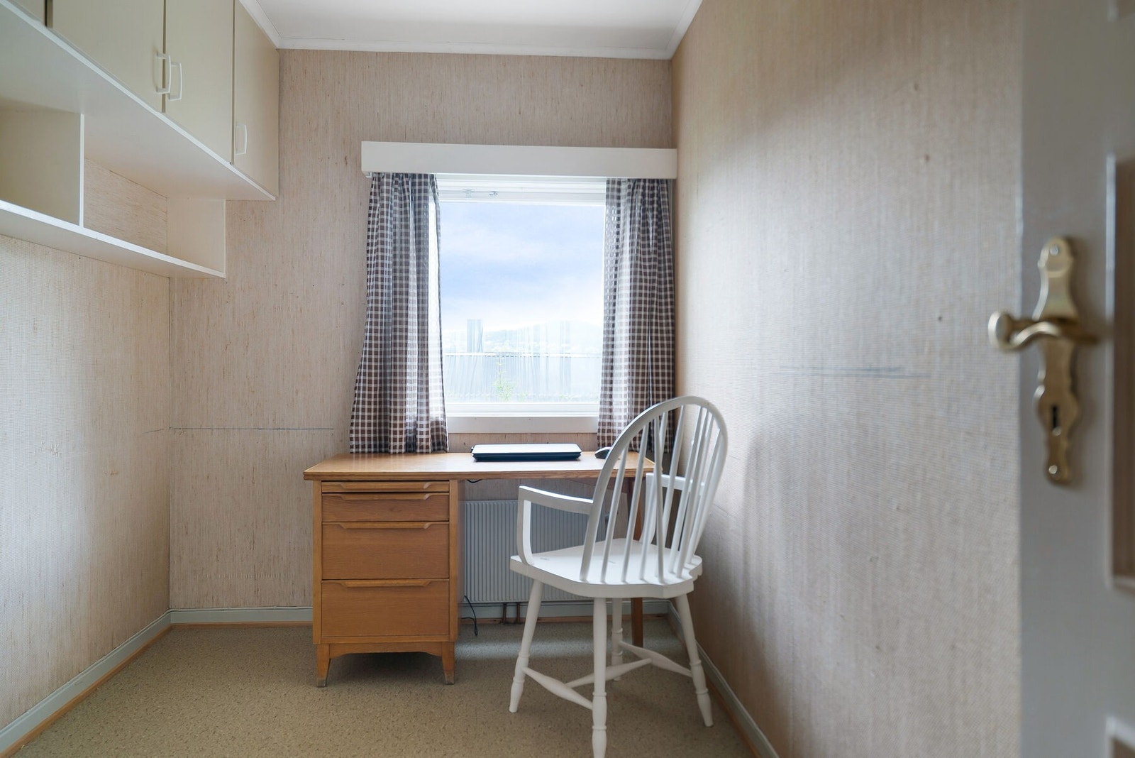 Kontoret har akkurat det man trenger. Passe greit med plass og litt adskilt fra husets øvrige oppholdsrom. Her kan man enkelt finne arbeidsfred. Galleribilde