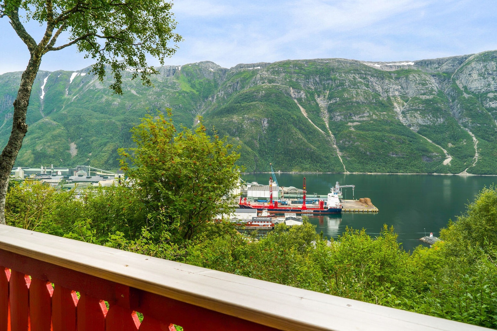 Kjempefin utsikt fra boligen. Rett under er det også en praktisk utebod. Galleribilde