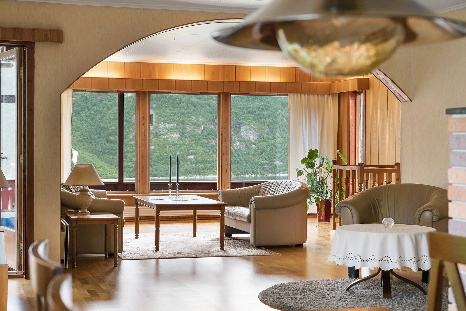 Med null hus foran og gjennomgående planløsning med lysinnslipp fra alle kanter inviterer dette til en luftig, åpen og flott atmosfære. Galleribilde