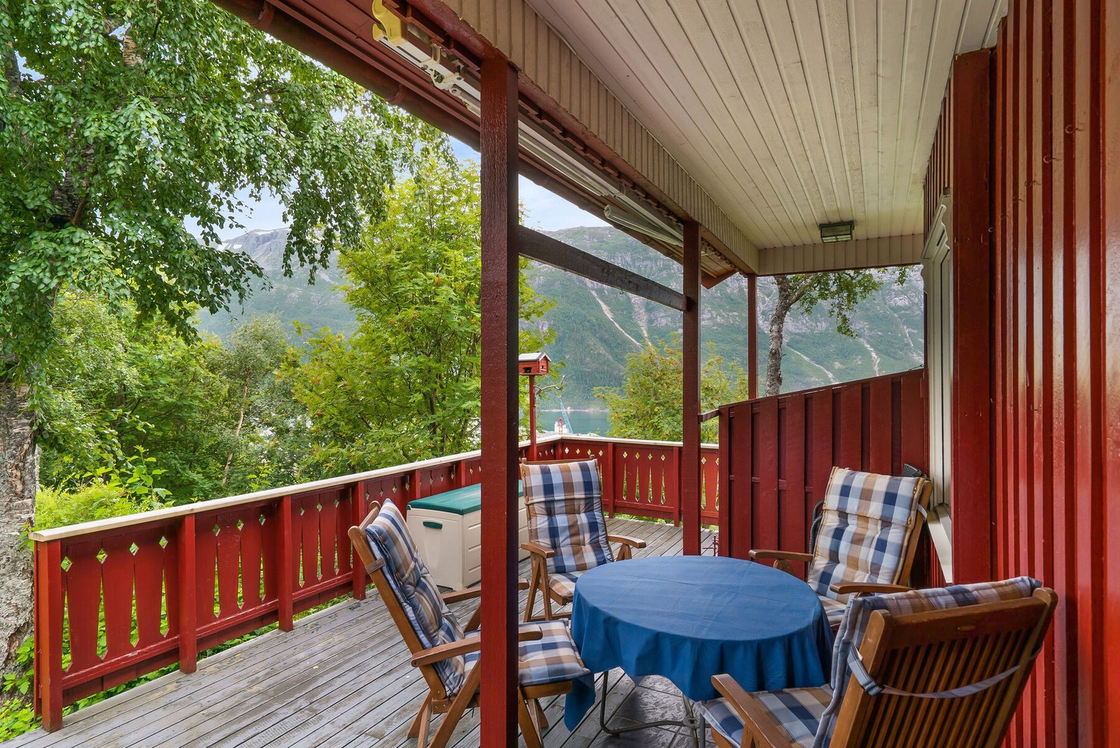 Uteplassen er delvis takoverbygd og har også en kjekk markise for å demre opp for de varmeste sommerdagene. Galleribilde