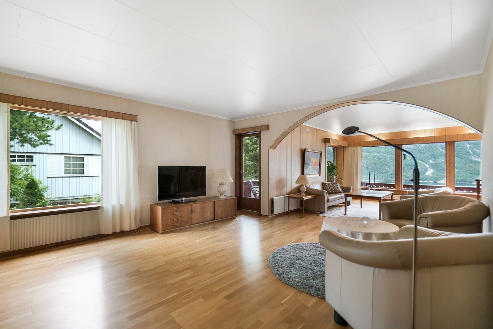 Fra stuen er det utgang til balkong med takoverbygg på store deler. Sør og vestvendt beliggenhet sørger for en fin solbane ettermiddags- og kveldstid. Det er ingenting å si på solen på dagtid når den går høyt om sommeren heller. Galleribilde