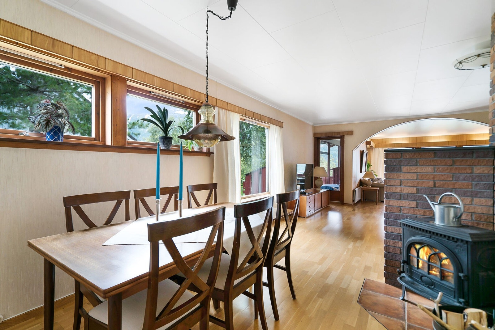 I 1977 innså eierne at stuen var hakket for liten. Huset ble da bygd på både i kjeller og på hovedplan for å få mer plass og ikke minst en enda lekrere utsikt. Den tilbygde delen er fra der vi ser den store buen. Galleribilde