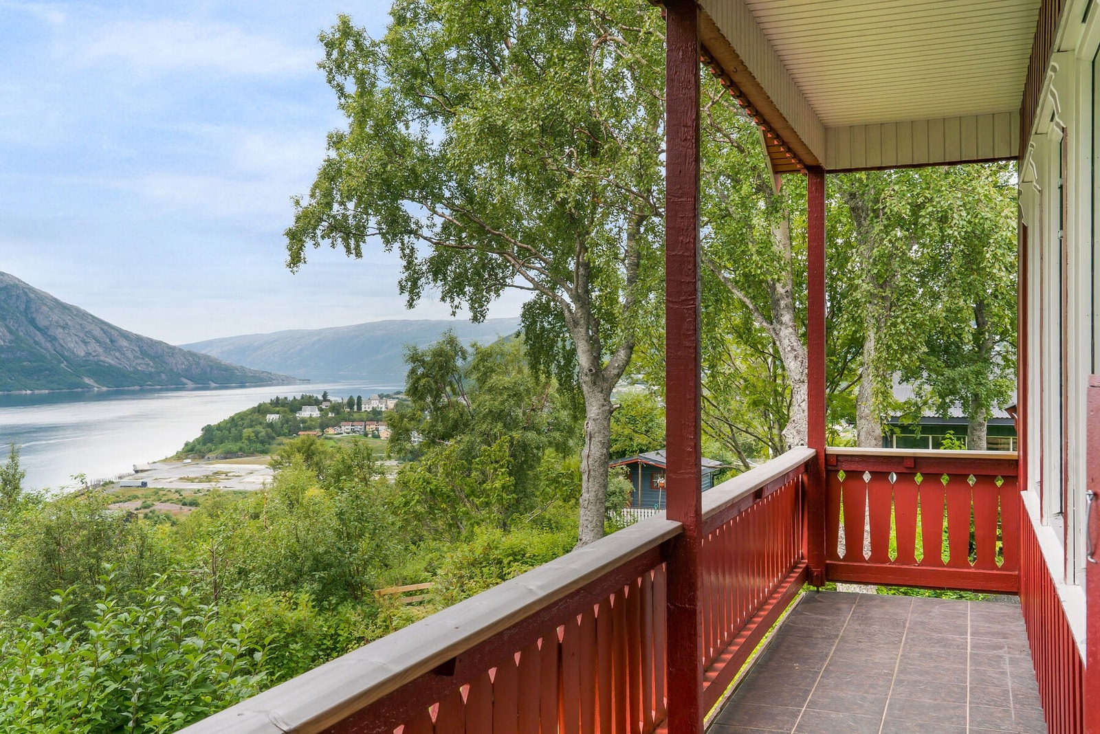 Balkongen er belagt både med terrassebord og fliser. Denne delen kan adskilles fra spiseplassen med en praktisk liten port. Ypperlig når familiehunden skal ha litt luft. Galleribilde