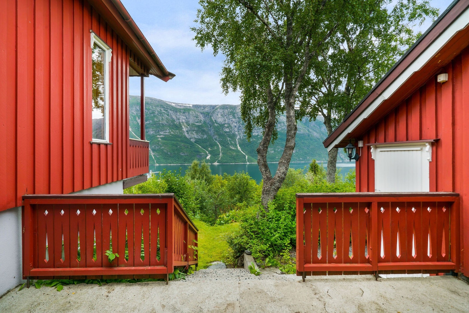 Huset har godt med inn- og utvendig bodplass. Kledningen bærer noe preg av å være værslitt. Det må påregnes en del vedlikehold. Galleribilde