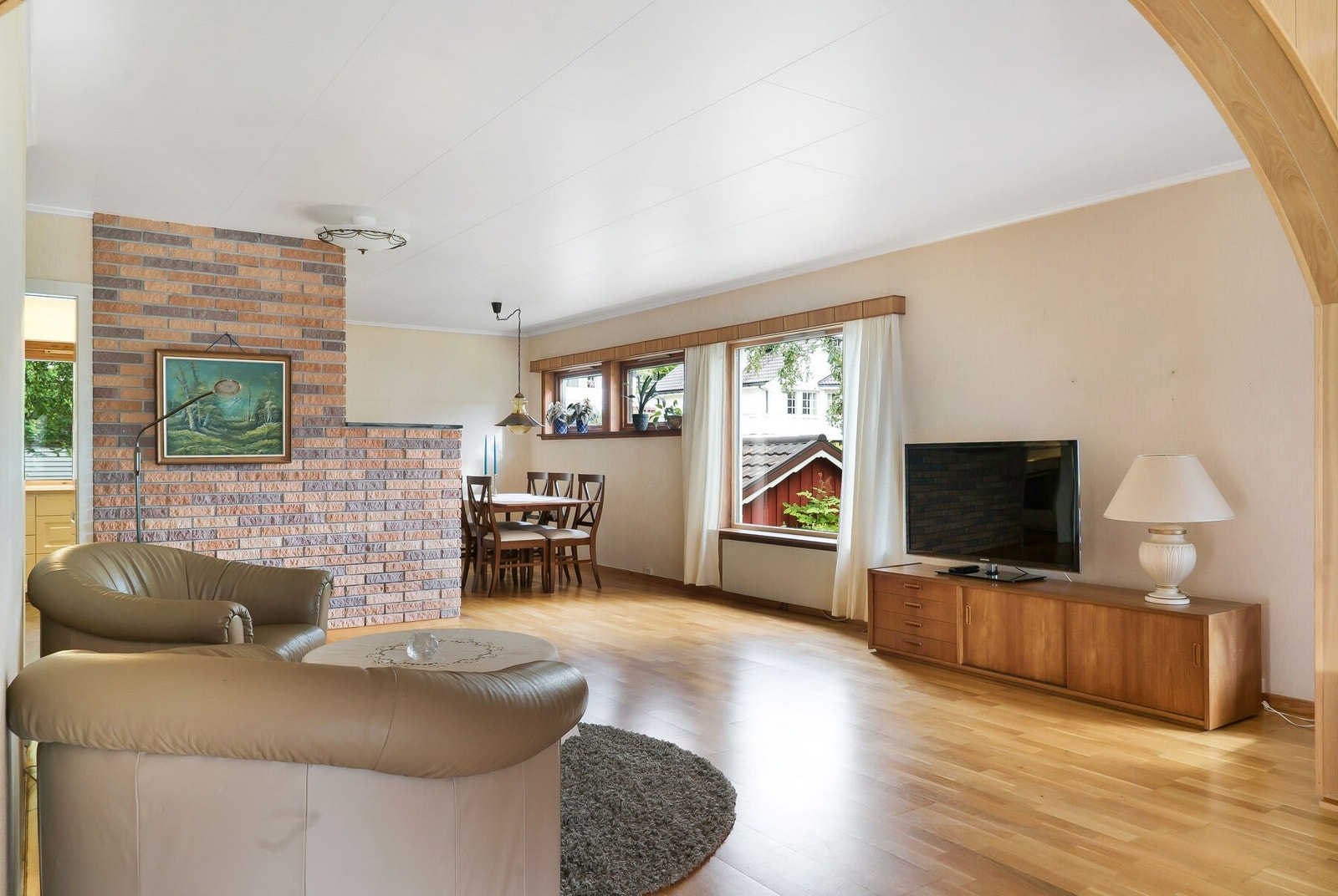 Til tross for at eiendommen ligger i et etablert boligfelt får man samtidig en privat sfære likevel ettersom eiendommen har den beliggenheten den har. Galleribilde