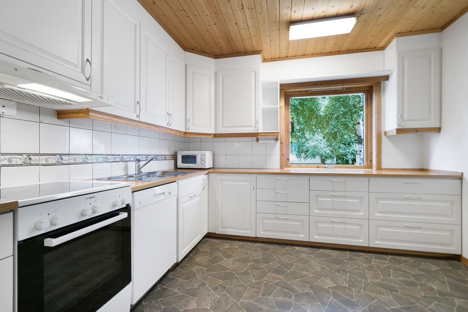 Kjøkkenet holder en fin og god arbeidsmessig størrelse. Det er godt med benkeplass og skapplass. Takstmann har gitt kjøkkenet TG 1. Galleribilde