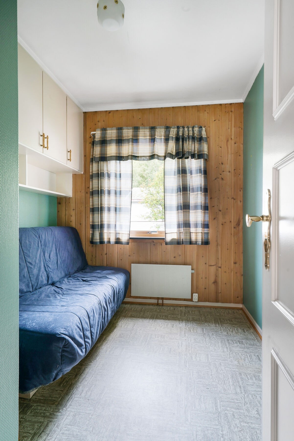 Det andre soverommet som ligger vendt mot Helligbergvegen. Arealeffektiv størrelse, men et helt supert rom for gjester eller som barnerom. Galleribilde